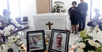 Presenter kuis acara Komunikata (TPI) tahun 2000-an, Isam Surentu menghembuskan nafas terakhirnya di rumah sakit Siloam, Palembang, Selasa (7/6/2016) pagi. (dok. Facebook)