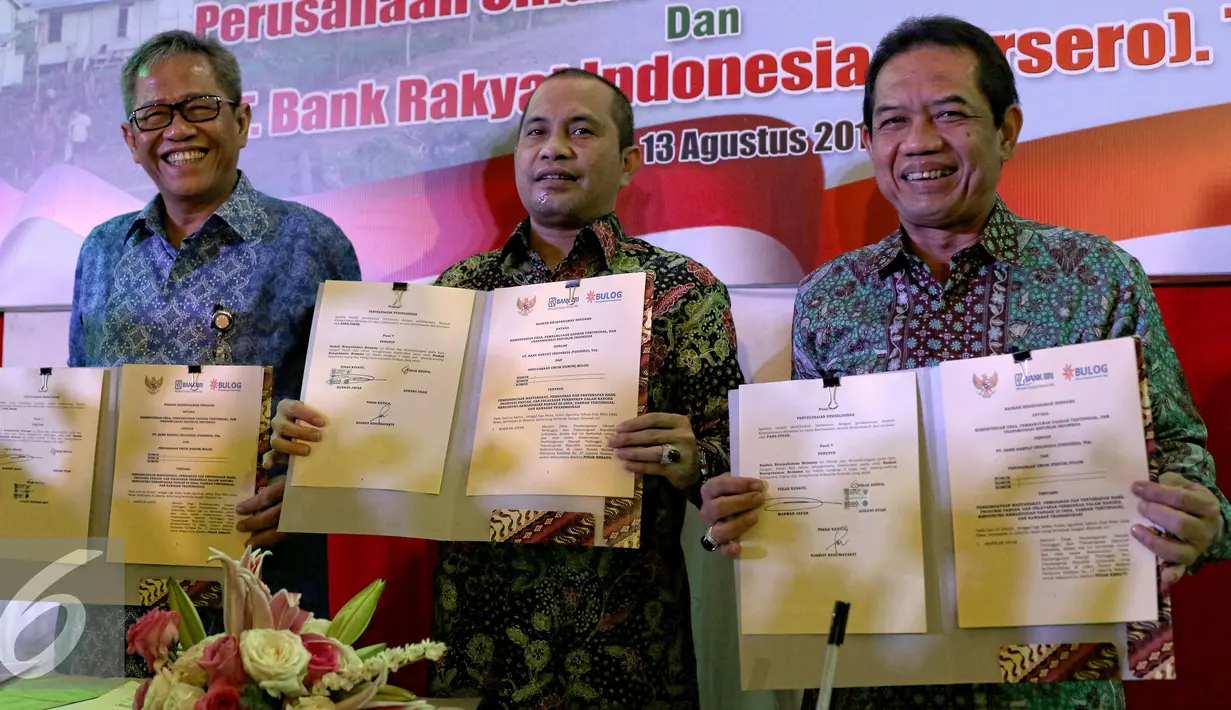 Menteri Desa, PDT dan Transmigrasi Marwan Jafar menunjukan nota kesepahaman bersama BRI dan Bulog, Jakarta, Kamis (13/8/2015). Kerjasama ini untuk mempercepat pembangunan pedesaan dan daerah tertinggal. (Liputan6.com/Yoppy Renato)