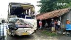 Bus tabrak warung dan bengkel  saat akan menghindari sepeda motor yang melintas, tidak ada korban dalam kecelakaan tersebut