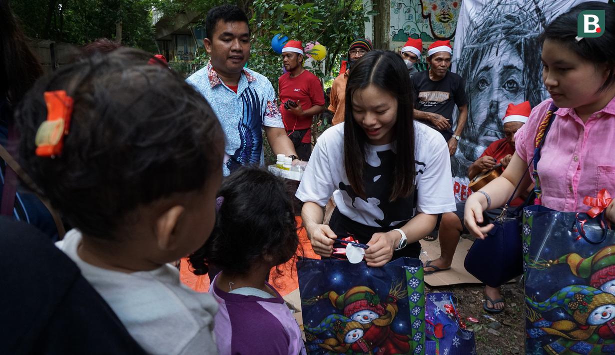 Tak hanya tangkas di atas kuda, atlet muda berkuda Indonesia Euclia Purnama juga memiliki jiwa kepedulian tinggi dengan sesama. (Bola.com/Bagaskara Lazuardi)