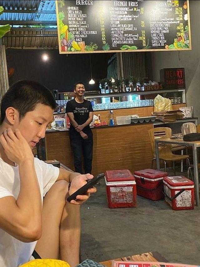 6 Editan Foto Idol K-Pop Lagi Nongkrong di Kafe Ini Bikin Halu