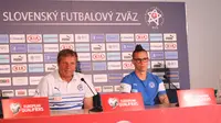 Pelatih Slowakia Jan Kozak dan Kapten Marek Hamsik saat jumpa pers di Stadion MSK Zilina, Sabtu (13/6). (Bola.com/Reza Khomaini)