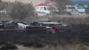Pesawat tersebut membawa 20 personel Turki, termasuk awak pesawat. Tampak dalam foto, reruntuhan terlihat di lokasi kecelakaan pesawat angkut militer Turki C-130 di kawasan Sighnaghi di perbatasan Georgia-Azerbaijan, Rabu 12 November 2025. (Giorgi ARJEVANIDZE/AFP)