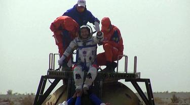FOTO: 3 Astronot China Kembali Injakkan Kaki di Bumi