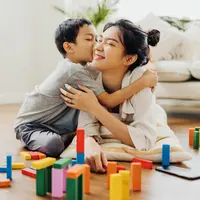ilustrasi ibu dan anak/Auttapol Tatiyarat/Shutterstock