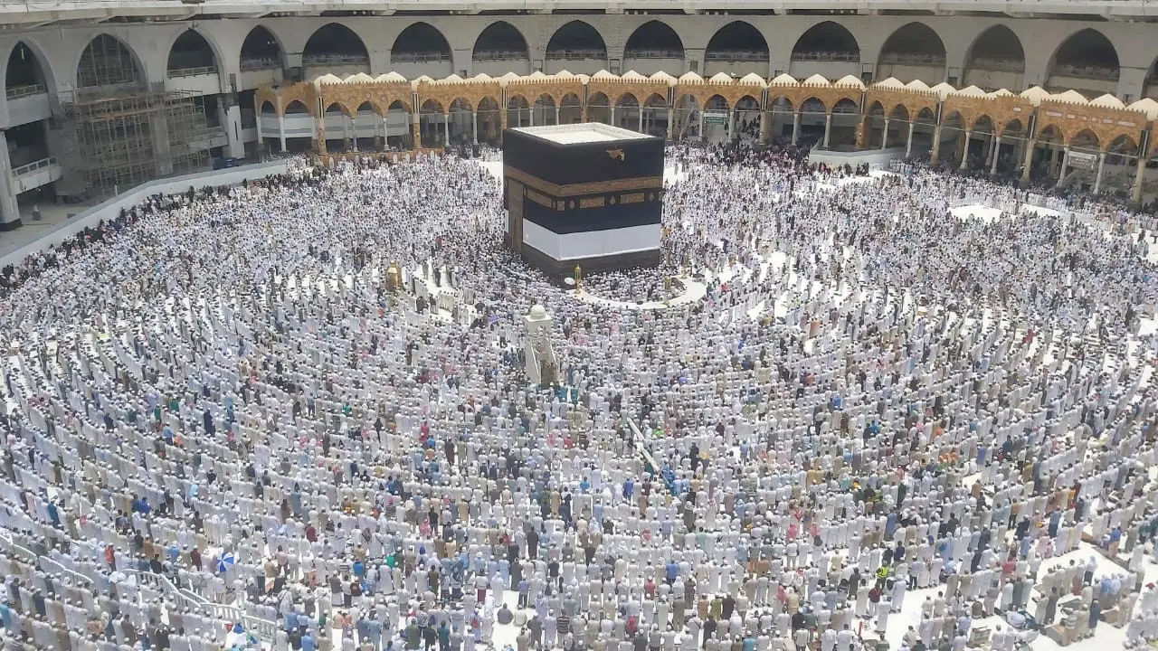 Kain Kiswah Kakbah Diangkat Sebagai Tanda Permulaan Musim Haji 2019. Bahauddin/MCH