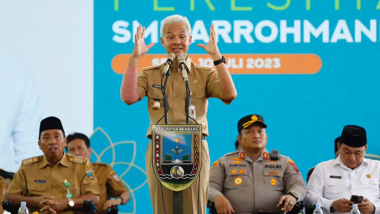 Gubernur Jawa Tengah Ganjar Pranowo saat meresmikan SMK Arrohmaniyah yang terletak di Desa Kanoman, Kecamatan Pamotan, Kabupaten Rembang. (Istimewa)