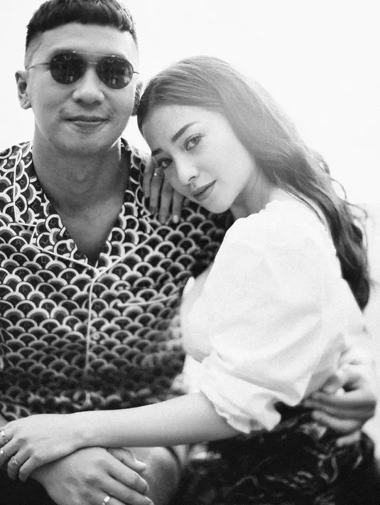 Kembalinya Nikita Willy syuting stripping menurut Indra ada sisi baik dan tidaknya. Sisi baiknya, Nikita jadi memiliki kesibukan lagi. Namun sisi negatifnya, di awal masa pernikahan Indra Priawan sudah mulai ditinggal lagi oleh sang istri. (Instagram/nkitawillyofficial94)