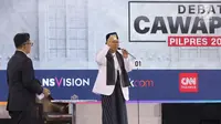 Cawapres nomor urut 01 K.H. Ma'ruf Amin menunjukkan KIP Kuliah, Kartu Sembako Murah dan Kartu Prakerja saat menyampaikan visi dalam debat cawapres 2019 di Hotel Sultan, Jakarta, Minggu (17/3). (Liputan6.com/Johan Tallo)