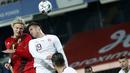 Pemain Belgia, Sebastiaan Bornauw (kiri), berduel udara dengan pemain Swiss, Haris Sferovic, dalam pertandingan uji coba Internasional di Stadion King Power, Belgia, Kamis (12/11/2020) dini hari WIB. Belgia mengalahkan Swiss 2-1. (AP Photo/Francisco Seco).