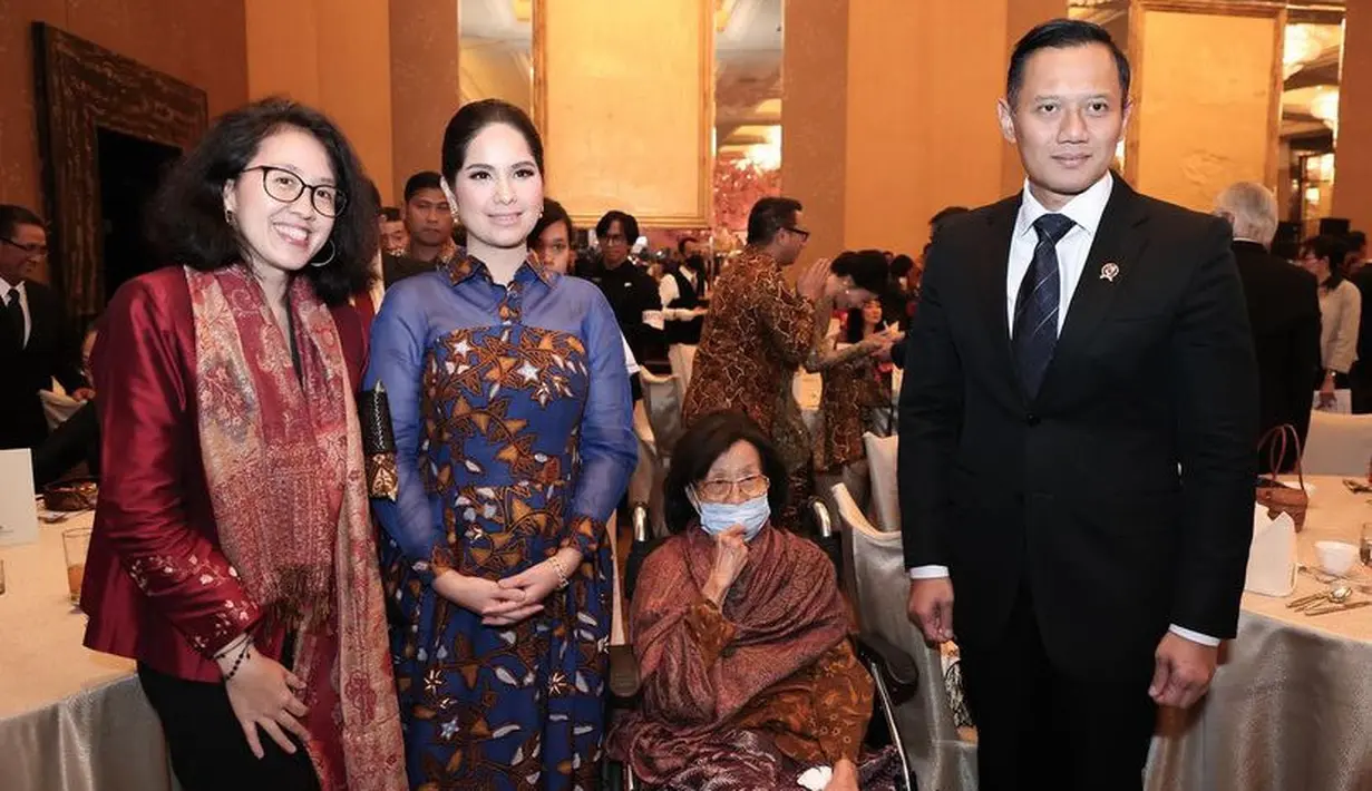 Annisa Pohan mengenakan dress batik dengan aksen warna biru di bagian lengan. Kerahnya pun motif batik. [@annisayudhoyono]