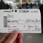 Seorang penumpang menunjukkan boarding pass penerbangan MH370, sebelum Malaysia Airlines menarik nomor tersebut sehubungan dengan penumpang dan awak pesawat MH370 yang hilang. (Source: AP)