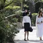 Melania Trump saat mengadakan tur bersama dengan Akie Abe ke Morikami Museum dan Japanese Gardens di Delray Beach (AP)