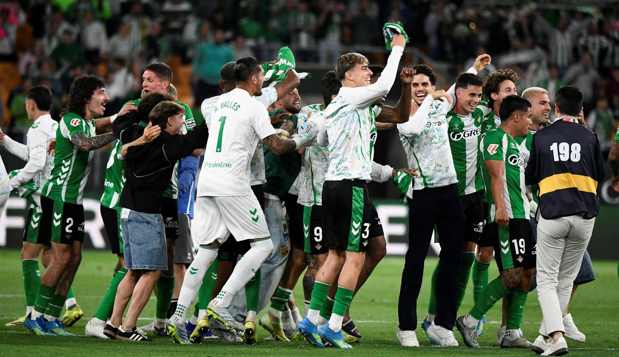Lolosnya Real Betis ke Liga Champions musim depan turut terbantu oleh kebijakan koefisien UEFA yang memberikan lima jatah wakil bagi Spanyol. Kepastian lima slot tersebut didapat setelah Rayo Vallecano berhasil menembus final Liga Konferensi dengan menyingkirkan Strasbourg. (AFP/Cristina Quicler)