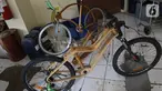 Sepeda kayu terlihat di Gedung LIPI , Cibinong, Kabupaten Bogor, Jawa Barat, Rabu (30/10/2019). Jenis sepeda ini di buat dari kayu solid dan jati. (Liputan6.com/Herman Zakharia)