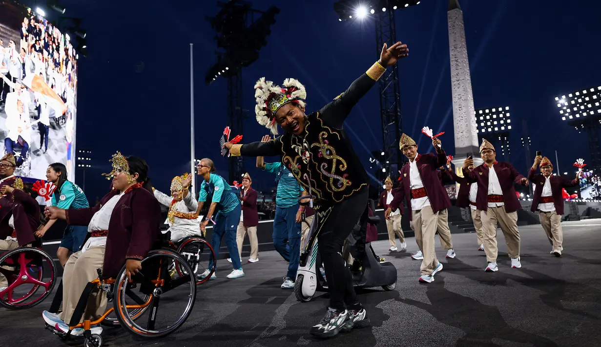 Parade kontingen Indonesia saat upacara pembukaan Pralimpiade Paris 2024 yang berlangsung di jalan raya ikonis Kota Paris, Place de la Concorde, Paris, Prancis, Rabu (28/08/2024) waktu setempat. (AFP/Franck Fife)
