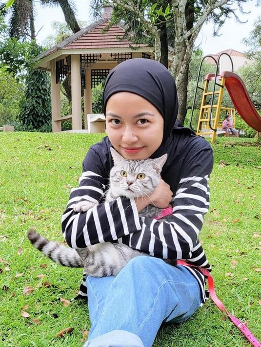 Tak hanya Tsana, para Pasukan Teri juga sangat menyayangi si Abang. Kucing lucu ini selalu berhasil bikin gemas dengan pose-pose foto yang menggemaskan. Abang selalu anteng saat dipeluk oleh Tsana. Tak heran foto lucu Abang ini sukses banjir like dari netizen. (Liputan6.com/IG/@ntsana)