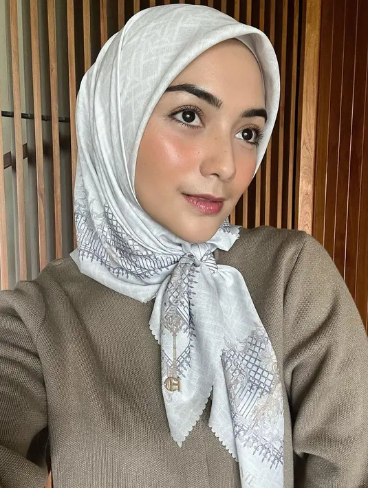 Inspirasi dari Citra Kirana lainnya, kamu bisa mengikat pita ke depan hijab segi empat untuk memberi sedikit aksen pada penampilan.  [@citraciki]