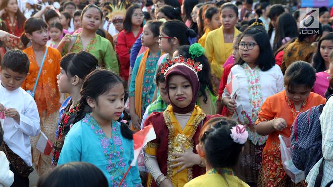 Ratusan anak-anak berkumpul saat gelaran Harmoni Indonesia 2018 di Kompleks Gelora Bung Karno, Jakarta, Minggu (5/8). Harmoni Indonesia adalah bernyanyi bersama secara serentak lagu-lagu kebangsaan di 34 kota. (Liputan6.com/Helmi Fithriansyah)