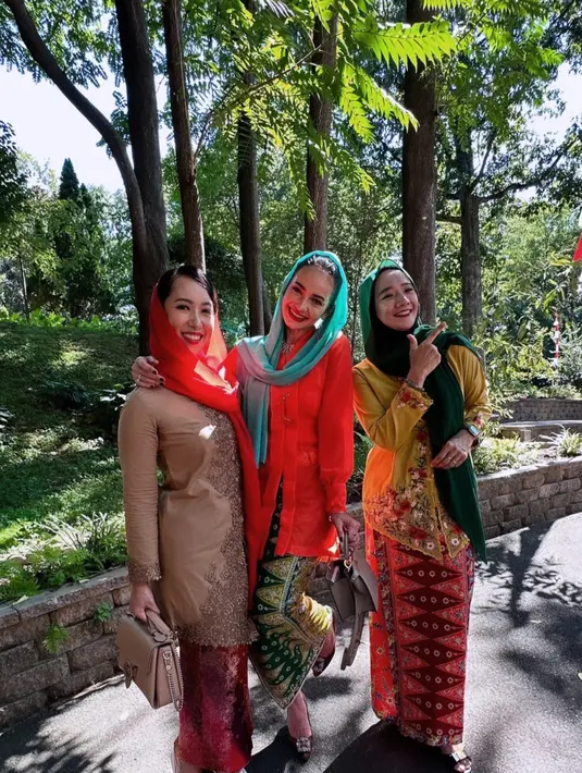 Enzy Storia tampil anggun dalam balutan kebaya encim Betawi modifikasi merah yang mencolok [@enzystoria]