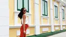 Lahir di Surabaya, Ayu Maulida sudah berhasil meraih berbagai penghargaan sebagai model. Saat berlibur ke Bangkok, Thailand, ia tampil dengan pakaian berwarna cerah. Dengan baju putih, dan celana berwarna oranye, penampilannya sangat santai dan modis. (Liputan6.com/IG/@ayumaulida97)