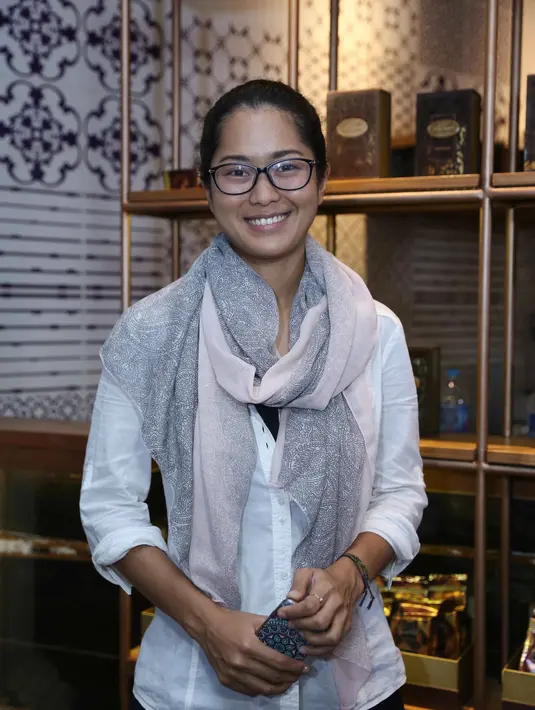 "Pasti ada aja ajakannya. Tapi jujur untungnya saya gak suka lingkungan malam karena berisik. Saya ga suka sama yang berisik," kata Prisia Nasution. (Nurwahyunan/Bintang.com)