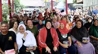 Ketua DPP PDI Perjuangan Tri Rismaharini atau akrab disapa Risma merayakan HUT ke-51 PDIP bersama warga Kalianyar, tepatnya di RW 08/RT 08, Jakarta Barat, Rabu (10/1/2024). (Foto: Dokumentasi PDIP).