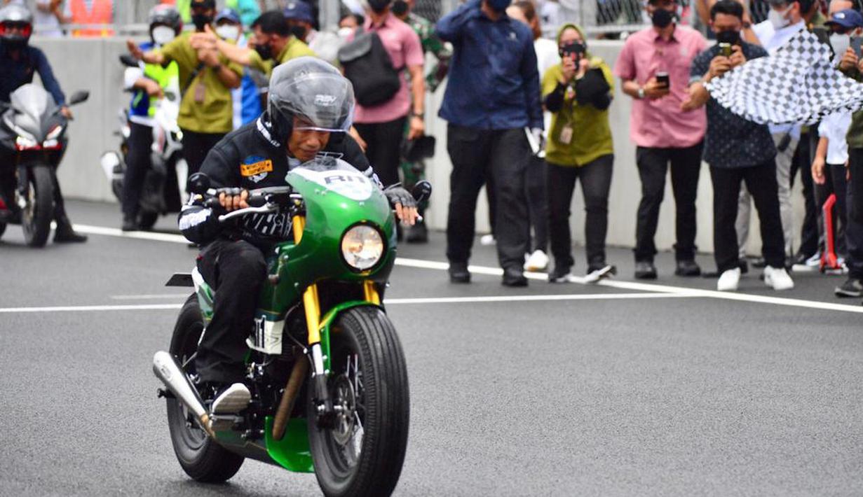 Bergaya layaknya pembalap sungguhan, Jokowi pun langsung tancap gas usai panitia menghitung mundur dalam kegiatan tersebut. (Istana Kepresidenan/Agus Suparto)
