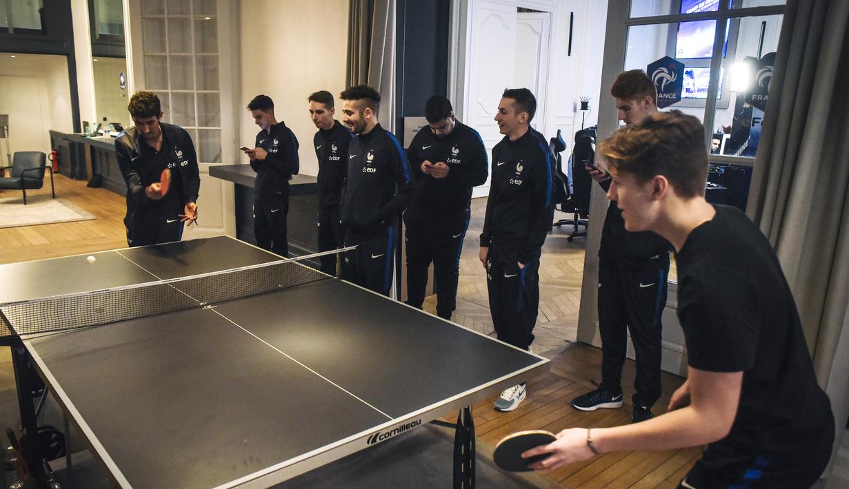 Terdapat hiburan untuk para atlet e-sports antara lain adalah meja untuk bermain tenis meja. (AFP/Lucas Barioulet)