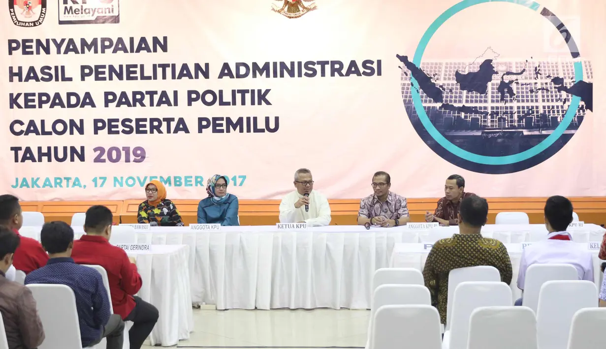 Ketua KPU Pusat Arief Budiman (tengah) memberi sambutan saat penyampaian hasil penelitian administrasi Pemilu 2019 di KPU Pusat, Jakarta, Jumat (17/11). KPU mengumumkan hasil penelitian administrasi Pemilu 2019. (Liputan6.com/Angga Yuniar)