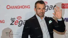 Legenda hidup Juventus, Alessandro Del Piero, menyapa wartawan saat menggelar jumpa pers jelang laga persahabatan antara Calcio Legend melawan Primavera Baretti di Hotel JW Mariott, Jakarta, Jumat (20/5/2016). (Bola.com/Vitalis Yogi Trisna)