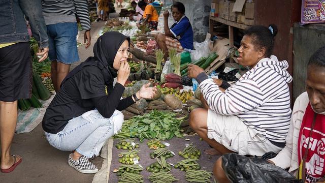 6 Potret Tantri Kotak Saat Cari Pinang di Pasar Jayapura, Curi Perhatian