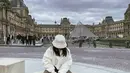 Di Paris, Fuji tampil edgy dengan puffer jacket putih, yang dipadukannya mengenakan celana jeans kecokelatan, dan bucket hat putih yang serasi dengan sneakersnya. [Foto: Instagram/fuji_an]