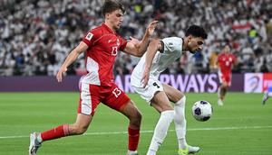Pemain Timnas Irak, Zaid Tahseen (kanan), ditantang oleh pemain Timnas Indonesia, Mauro Zijlstra, dalam pertandingan babak keempat Grup B kualifikasi Piala Dunia 2026 zona Asia di Stadion Alinma Bank, King Abdullah Sports City, Jeddah, Arab Saudi, Minggu (12-10-2025) dini hari WIB. (Foto AP/Ali Issa)