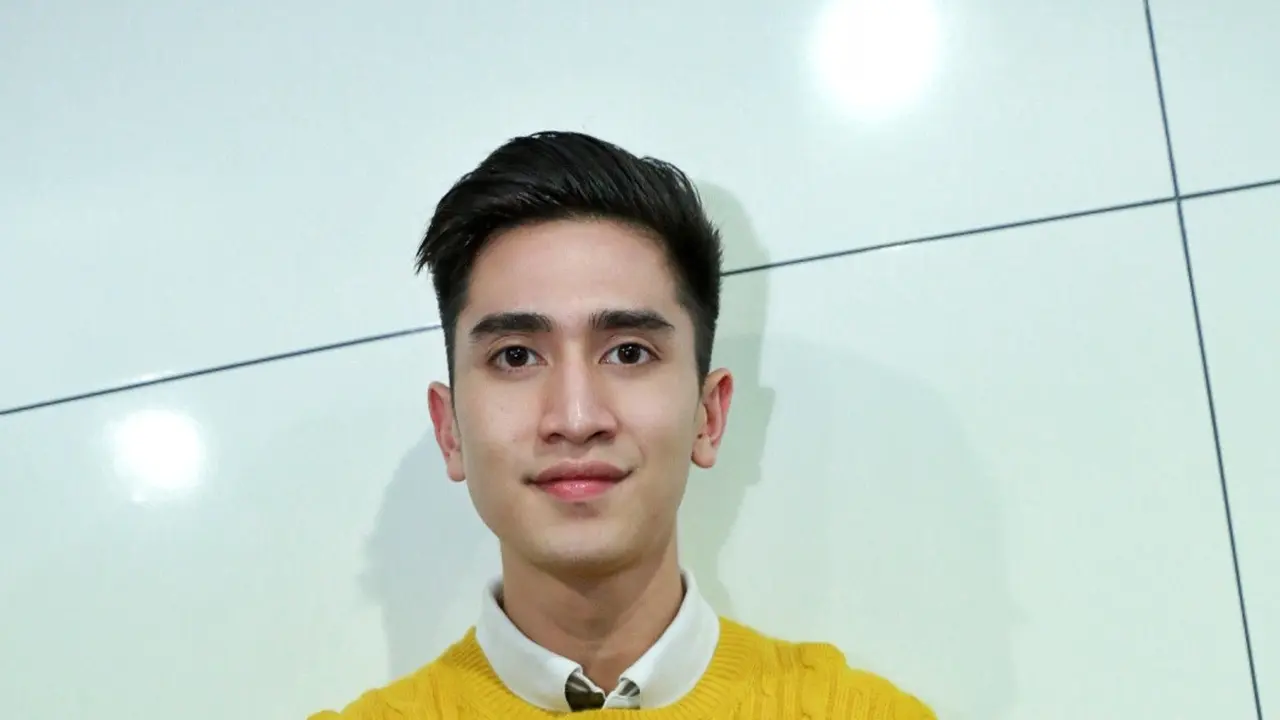 [Bintang] Penuh Semangat, Verrell Bramasta Cover Lagu Closer