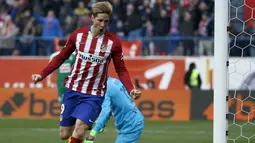 Ekspresi Fernando Torres saat mencetak gol ke gawang Eibar pada Lanjutan La Liga Spanyol di Stadion Vicente Calderon, Sabtu (6/2/2016). (REUTERS/Javier Barbancho)