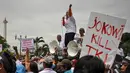 Salah satu massa berorasi saat unjuk rasa di depan Istana Merdeka, Jakarta, Selasa (7/4/2015). Mereka menagih janji Presiden Jokowi mencabut moratorium terkait larangan pengiriman TKI ke Timur Tengah. (Liputan6.com/Faizal Fanani)