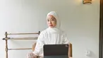 Rintik Sedu populer setelah buku berjudul Kata dan Geez & Ann menjadi best seller. Kedua buku tersebut bahkan diangkat ke layar lebar. Sebagai penulis best seller, kehidupan Tsana selalu menarik untuk dipantau. Termasuk melihat gaya Tsana saat hangout. Biasanya Tsana hangout pakai outfit serba putih. (Liputan6.com/IG/@ntsana)