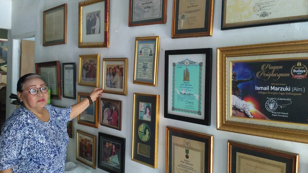 Putri Ismail Marzuki, Rachmi Aziah, menunjukan piagam penghargaan yang diterima ayahnya (Jennar Kiansantang/Liputan6.com)