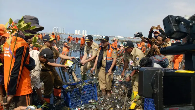 Anies Baswedan meninjau pembersihan sampah di Muara Angke