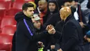 Pochettino dan Luciano Spaletti bersalaman usai wasit meniupkan peluit berakhirnya pertandingan pada laga lanjutan Liga Champions yang berlangsung di stadion Wembley, Inggris, Kamis (29/11). Tottenham Hotspur menang 1-0 atas Inter Milan (AFP/Ben Stansall)