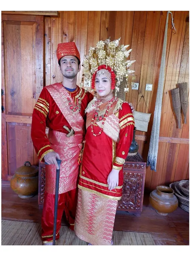 7 Gaya Raffi Ahmad dan Nagita Slavina Saat Kenakan Busana Pengantin Minangkabau
