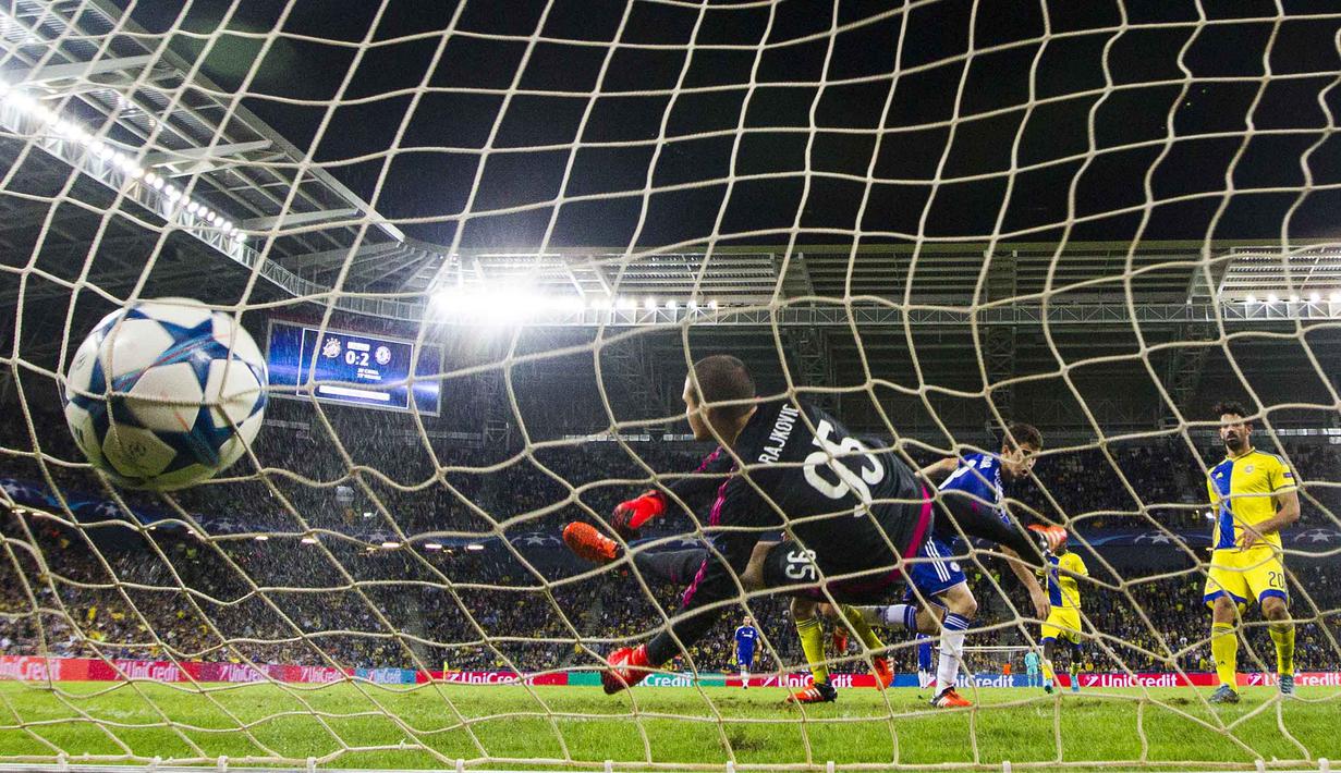 Kiper Macabbi Tel Aviv, Predrag Rajkovic salah mengantisipasi bola tembakan Pemain Chelsea, Oscar pada lanjutan Liga Champion grup G di Stadion Sammy Ofer, Israel, Rabu (25/11/2015). dini hari WIB. (AFP Photo/Jack Guez). 