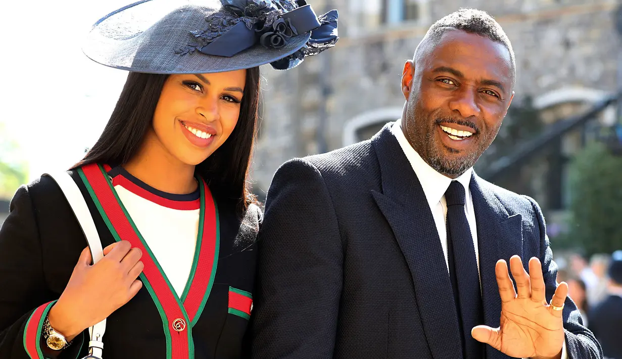 Idris Elba dan Sabrina Dhowre saat menghadiri upacara pernikahan Pangeran Harry dan Meghan Markle di St. George's Chapel, Windsor Castle, Windsor, dekat London, Inggris, Sabtu (19/5). (Gareth Fuller/pool photo via AP)