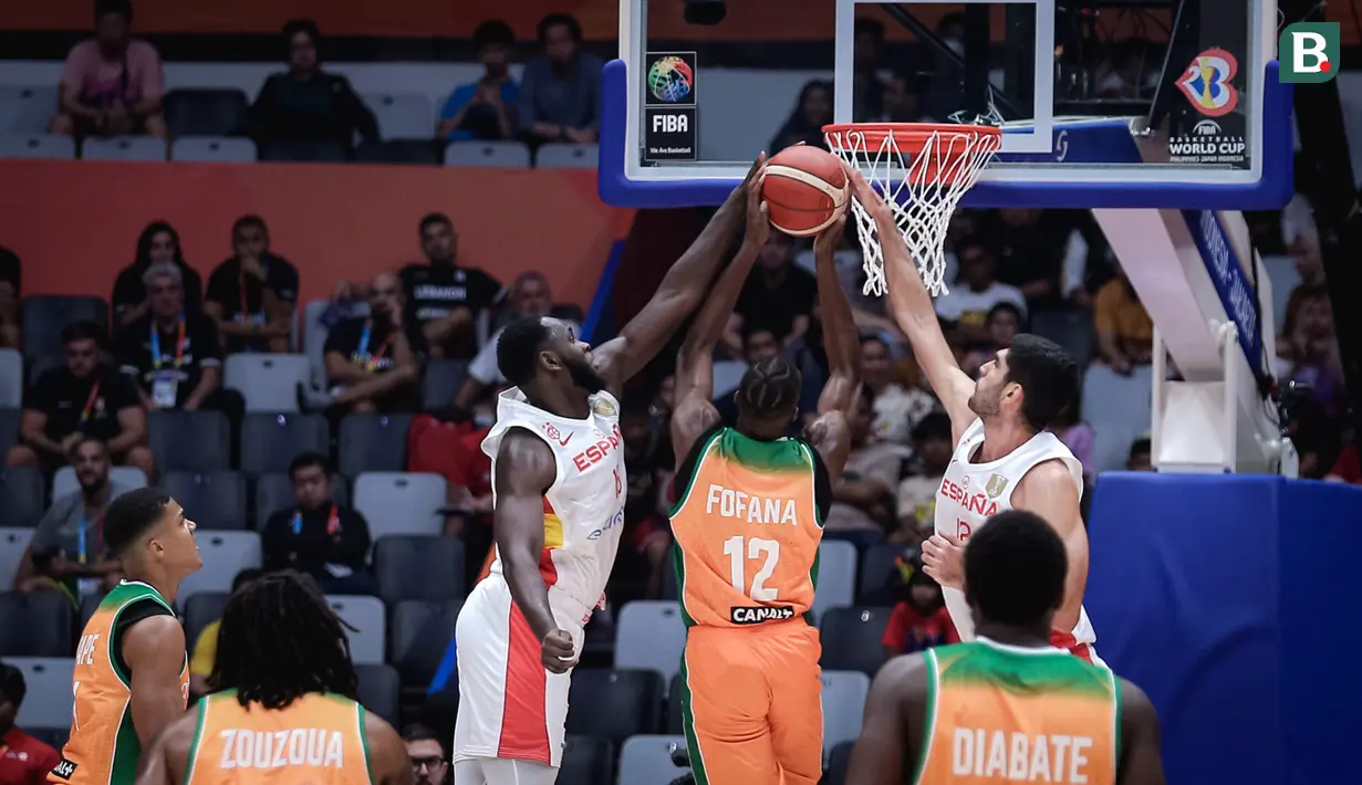 <p>Dua pebasket Spanyol, Usman Garuba (kiri) dan Santiago Aldama melakukan blok kepada pebasket Pantai Gading, Vafessa Fofana pada laga Grup G Piala Dunia FIBA 2023 di Indonesia Arena, Senayan, Jakarta, Sabtu (26/08/2023). (Bola.com/Bagaskara Lazuardi)</p>