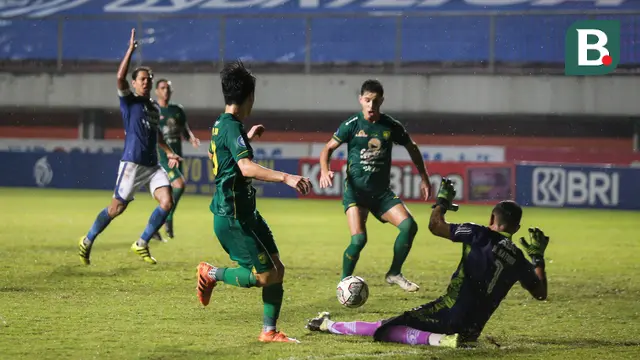 Foto: Gesekkan Antar Pemain, Persebaya Surabaya Akhirnya Libas Persib Bandung 3-0 di Pertandingan Pekan ke-16 BRI Liga 1