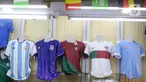Deretan jersey tim sepak bola dan peserta Piala Dunia 2022 Qatar dipajang di salah satu kios di Blok B Pasar Tanah Abang, Jakarta, Jumat (18/11/2022). Turnamen sepak bola Piala Dunia 2022 Qatar yang akan berlangsung selama sebulan dan dimulai pada Minggu (20/11/2022) turut mendongkrak penjualan jersey. (Liputan6.com/Faizal Fanani)