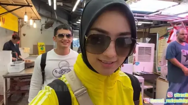 6 Momen Citra Kirana dan Rezky Aditya di Hong Kong, Cari Makan di Pasar