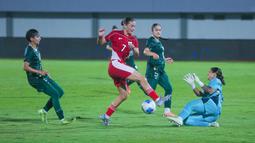 Garuda Pertiwi terlihat kesulitan menembus barisan pertahanan apalagi mencetak gol ke gawang Pakistan pada pertandingan yang digelar di Indomilk Arena, Rabu (2/7/2025). (Bola.com/M Iqbal Ichsan)