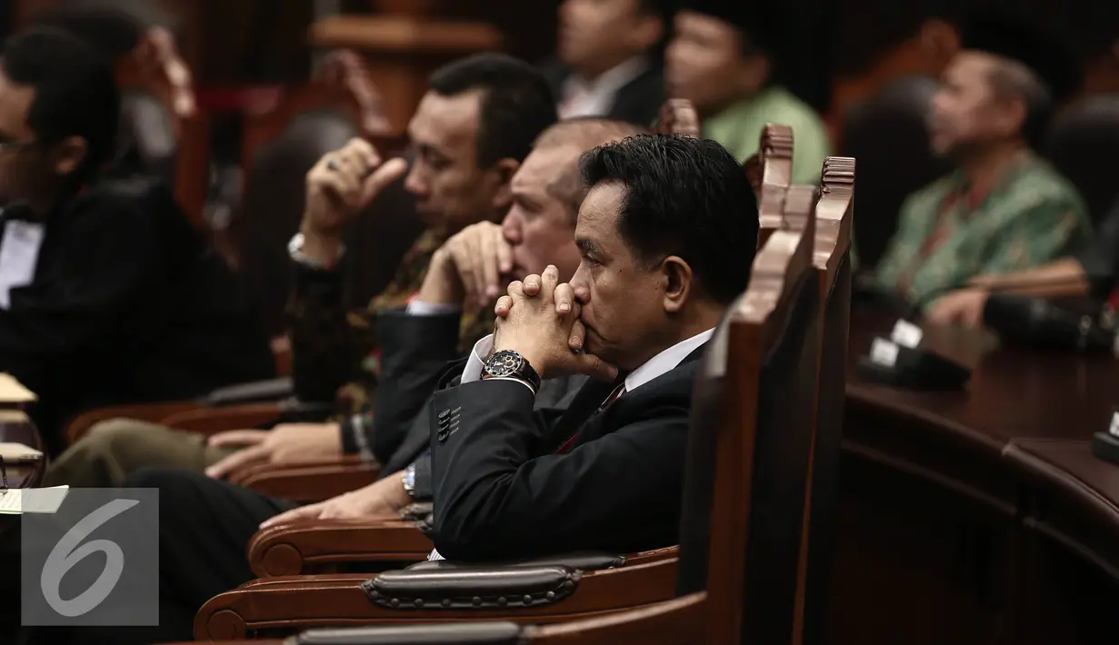 Yusril Ihza Mahendra saat mengikuti  sidang ke-4 di Mahkamah Konstitusi, Jakarta, Selasa (14/6). Sidang tersebut untuk menentukan nasib pengesahan PPP Muktamar Jakarta yang dipimpin Ketua Umum Djan Faridz. (Liputan6.com/Faizal Fanani)